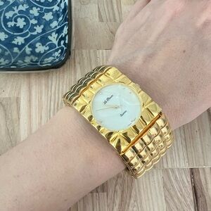 Le Baron wide chunky gold tone expansion bracelet fashion watch NEW BATTERY
